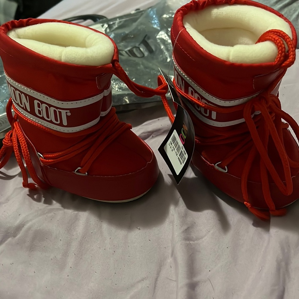 Selling my baby moon boots ordered them she can’t fit them BRAND NEW